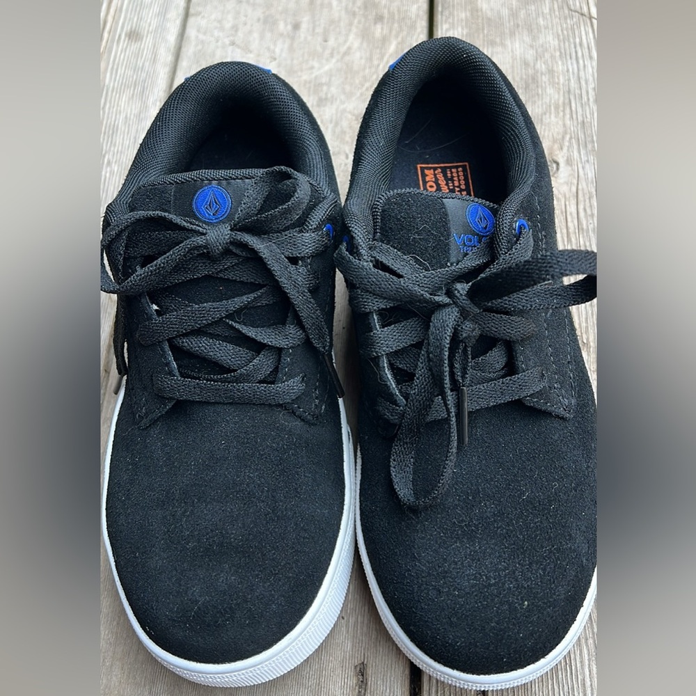 Volcom Black and Blue Sneakers 3M/5W 3.5youth